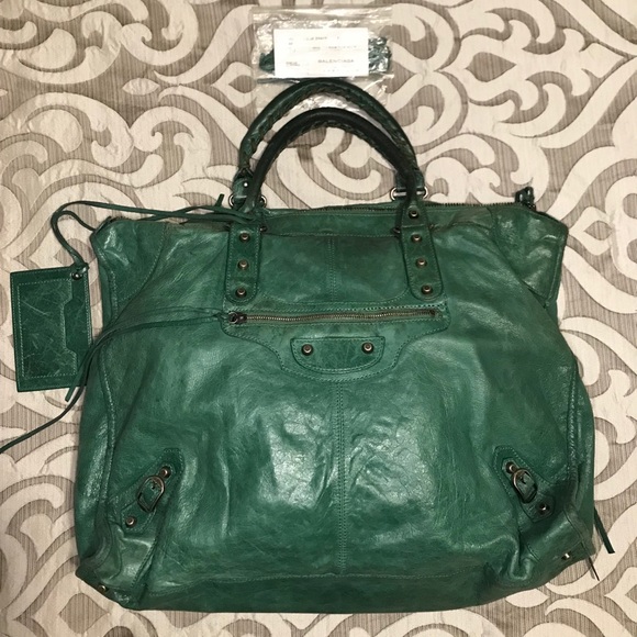 balenciaga weekender size